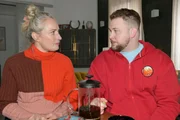 Maren (Eva Mona Rodekirchen) und Jonas (Felix van Deventer) &uuml;berlegen, wie sie dem obdachlosen Mats helfen k&ouml;nnten.