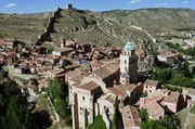Verborgen in einer tiefen Schlucht diente Albarrac&iacute;n im 14. Jahrhundert als Handels- und Kulturzentrum der Montes Universales, in denen heute kaum noch Menschen leben. Bikepacker Ernesto Pastor l&auml;dt ein, die entv&ouml;lkerte Region wiederzuentdecken.