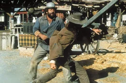 Der schlagkr&auml;ftige Buddy (Bud Spencer, l.) legt sich mit Colorado Slim an, der mit seinen Leuten die B&uuml;rger der Stadt terrorisiert.