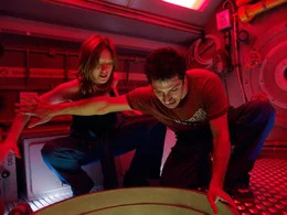 Lavinia Wilson (Eva Meinert), Fahri Og&uuml;n Yardim (Finn).