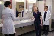 Geraten wegen Penny aneinander: Meredith (Ellen Pompeo, M.), Amelia (Caterina Scorsone, r.) und Callie (Sara Ramirez, l.) ...