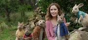Harmonie zwischen Mensch und Tier: K&uuml;nstlerin Bea (Rose Byrne) liebt ihre tierischen Nachbarn: Peter Hase (Sprecher: Christoph Maria Herbst, 2.v.r.), seine Schwestern Mopsi (Sprecherin: Jessica Schwarz, l.), Flopsi (Sprecherin: Heike Makatsch, 2.v.l.), Wuschelpuschel (Sprecherin: Anja Kling, r.) sowie Peters Cousin Benjamin (Sprecher: Tobias M&uuml;ller, 3.v.l.).