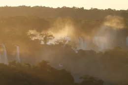 Gischt &uuml;ber den Iguaz&uacute;-Wasserf&auml;llen