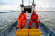 Robertas (links) und Laimis Kazlauskas geh&ouml;ren zu den letzten Fischern im Kurischen Haff.