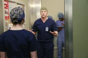 W&auml;hrend Amelia (Caterina Scorsone, l.) von Owen (Kevin McKidd, r.) wissen m&ouml;chte, warum er auf Dr. Nathan Riggs so heftig reagiert, wird eine Gruppe von verletzen Feuerwehrleuten eingeliefert ...