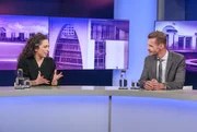 Zu Gast bei Moderatorin Sandra Maischberger: v.l.n.r. Anna Schneider (Welt-Chefreporterin) und Florian Schroeder (Kabarettist und Autor). Zu Gast bei Moderatorin Sandra Maischberger: v.l.n.r. Anna Schneider (Welt-Chefreporterin) und Florian Schroeder (Kabarettist und Autor).