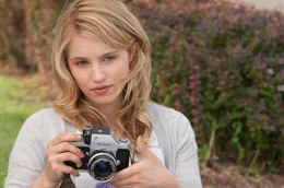 Sarah (Dianna Agron)