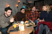 Tobias (Jan Kittmann, l.), Nihat (Timur &Uuml;lker, 2.v.l.) und Paul (Niklas Osterloh) freuen sich &uuml;ber Alicias (Josefin Bressel) beruflichen Erfolg.