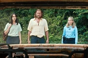 Cathy (Lucile Vignolles, li.) und St&eacute;phane (India Hair, re.) k&ouml;nnen nur noch ein Autowrack anbieten. Kann Michel (Fran&ccedil;ois Damiens) trotzdem ein Beweisst&uuml;ck finden?
