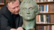 Stefan Lehmann untersucht eine Augustus-Bronze in der Universit&auml;t Halle