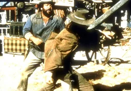 Der schlagkr&auml;ftige Buddy (Bud Spencer, l.) legt sich mit Colorado Slim an, der mit seinen Leuten die B&uuml;rger der Stadt terrorisiert.