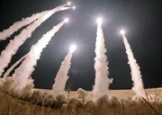 Iranische Raketen zielen Richtung Israel. Iranische Raketen zielen Richtung Israel.