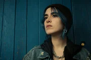 Nina aus Frankfurt (Alva Schäfer) hat sich auch aus persönlicher Betroffenheit der Gruppe Phoenix angeschlossen: Sie macht ein Medikament des Chemieriesen SaxeChem verantwortlich für die Behinderung ihrer kleinen Schwester. Nina aus Frankfurt (Alva Schäfer) hat sich auch aus persönlicher Betroffenheit der Gruppe Phoenix angeschlossen: Sie macht ein Medikament des Chemieriesen SaxeChem verantwortlich für die Behinderung ihrer kleinen Schwester.