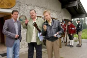 Die Kommissare Hofer (Joseph Hannesschl&auml;ger, m.), Lind (Tom Mikulla, l.) und Polizist Mohr (Max M&uuml;ller, r.) ermitteln auf der Alm.