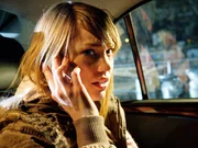 Anna (Britta Hammelstein) versucht sich vergeblich &uuml;ber den Zustand des verungl&uuml;ckten Paul zu informieren.