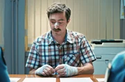 Beim Polizeiverhör spricht alles gegen Tom (Lucas Meister). Kann er sich trotzdem irgendwie herausreden? Beim Polizeiverhör spricht alles gegen Tom (Lucas Meister). Kann er sich trotzdem irgendwie herausreden?