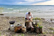 S&ouml;ren Anders bereitet die frisch gefangenen Felchen direkt am Ufer des Bodensees zu.