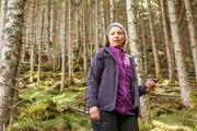 Lissy Schneider (Simone Fuith) ist auf der Suche nach einem bestimmten Cache.