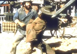 Der schlagkr&auml;ftige Buddy (Bud Spencer, l.) legt sich mit Colorado Slim an, der mit seinen Leuten die B&uuml;rger der Stadt terrorisiert.