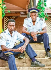 (v.li.): Gary Carr (Officer Fidel Best), Danny John-Jules (Officer Dwayne Myers).