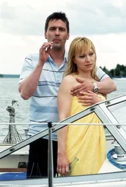 Hendrik (Ulrich Drewes) vergn&uuml;gt sich mit Annika (Sylwia von Wildburg) auf dem Boot. Er will Annika daf&uuml;r einsetzen, Britta eine Falle zu stellen...
