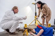 Spurensicherer Franz Wohlfahrt (Helmut Bohatsch) sichert zusammen mit Gerichtsmedizinerin Dr. Franziska Beck (Maria Happel) die Scherben des Blumentopfes, mit dem Adam Posch (Jonas Emanuel Tonnhofer) get&ouml;tet wurde.