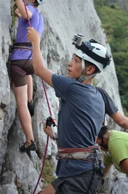 Leroy sichert sich im Fels.