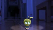 Im Flur entdeckt die kleine Lampe einen kleinen Apfel, der sich verlaufen hat. Wie soll er wieder nach Hause kommen?