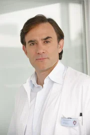 Giulio Ricciarelli (Dr. Kurt Weller).