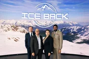 Auf einem Wirtschaftsgipfel in den franz&ouml;sischen Alpen stellen die Wirtschaftsbosse Amaury de Montchanin (Arnaud Viard, l.), Hans Frankenheimer (Benno F&uuml;rmann, 2.v.l.), Cassandra Sanchez (Jacqueline Corado, 2.v.r.) und William Barker (Jonathan Nyati, r.) ihr Projekt "Ice Back" vor, das schmelzende Gletscher retten soll.