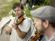 Peter Uhler beim Musizieren in den Weinbergen.