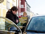 Anna (Britta Hammelstein) und Thomas holen Paul (Achim Schelhas) ab und fahren zum Anwalt in Eisenstadt. Thomas adoptiert paul auf dessen Wunsch.