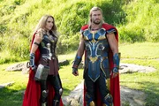 Mighty Thor (Natalie Portman, l.); Thor (Chris Hemsworth, r.)