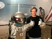 Im &ouml;sterreichischen Weltraumforum in Innsbruck checkt Tobi auf was es bei einem Mars-Raumanzug ankommt.