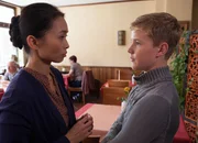 Simon versucht Dodos Mutter davon zu &uuml;berzeugen, dass sie wieder an der Drohne mitarbeiten darf.