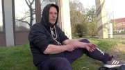 Ben (41), der seit seinem 13. Lebensjahr harte Drogen konsumiert, will endlich den Absprung in eine Entgiftungsklinik schaffen. Doch viele Probleme machen es ihm auf seinem Weg schwer und seine Motivation schwindet