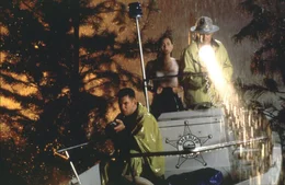 Die in der Stadt zur&uuml;ckgebliebenen, der Sheriff der Stadt (Randy Quaid), die K&uuml;nstlerin Karen (Minnie Driver) suchen verzweifelt nach dem Geldtransportfahrer Tom.