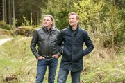 Major Carl Ribarski (Stefan J&uuml;rgens, l.) und Bezirksinspektor Simon Steininger (Michael Steinocher, r.) sind auf der Suche nach Lissy Schneider und dem Cache.