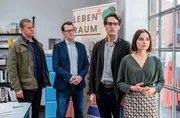 Die Kommissare Finn (Sven Martinek, l.) und Lars (Ingo Naujoks, 2.v.l.) &uuml;berbringen Frank Eschenburg (Pascal Houdus, 2.v.r.) und dessen Ehefrau Ellen (Paula Schramm, r.) die Nachricht vom t&ouml;dlichen Anschlag auf Franks Zwillingsbruder Jan.