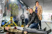 Major Carl Ribarski (Stefan J&uuml;rgens, M.) begutachtet zusammen mit Gerichtsmedizinerin Dr. Franziska Beck (Maria Happel) die Spuren beim toten Willi Hoffmann (Tobias Brandl).