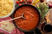 Bolognese Sauce im Topf