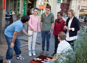 Orkan (Flavius Budean, l.) verzockt das letzte Geld der Sch&uuml;ler.