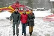 "Soko Kitzbühel", "Aurum." Abseits des Pisten-Trubels führen Felix und Maja Nordegg eine radikal-ökologisch ausgerichtete Pension und einen Krieg gegen den "Rest der Welt", vor allem gegen Helikopter-Ski-Unternehmer, Snowboarder und alles was mit Massen-Tourismus zusammenhängt. Dort vermutet das Paar auch den Attentäter, der Felix mit einem Motorschlitten angefahren und verletzt hat. Die SOKO verstärkt ihre Ermittlungen, als der alte Leo, der gelegentlich für die Nordeggs arbeitet, brutal ermordet wird. Sie nehmen vor allem Silvia Brantner, die Betreiberin eines Helikopter Flugdienstes, ins Visier. Denn sie liegt sich mit den Nordeggs nicht nur beruflich in den Haaren - Maja ist auch privat mit Silvia verstrickt.Im Bild (v.li.): Jakob Seeböck (Lukas Roither), Kristina Sprenger (Karin Kofler), Christine Klein (Dr. Haller). "Soko Kitzbühel", "Aurum." Abseits des Pisten-Trubels führen Felix und Maja Nordegg eine radikal-ökologisch ausgerichtete Pension und einen Krieg gegen den "Rest der Welt", vor allem gegen Helikopter-Ski-Unternehmer, Snowboarder und alles was mit Massen-Tourismus zusammenhängt. Dort vermutet das Paar auch den Attentäter, der Felix mit einem Motorschlitten angefahren und verletzt hat. Die SOKO verstärkt ihre Ermittlungen, als der alte Leo, der gelegentlich für die Nordeggs arbeitet, brutal ermordet wird. Sie nehmen vor allem Silvia Brantner, die Betreiberin eines Helikopter Flugdienstes, ins Visier. Denn sie liegt sich mit den Nordeggs nicht nur beruflich in den Haaren - Maja ist auch privat mit Silvia verstrickt.Im Bild (v.li.): Jakob Seeböck (Lukas Roither), Kristina Sprenger (Karin Kofler), Christine Klein (Dr. Haller).
