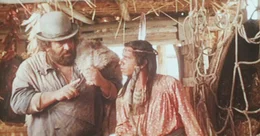 Der Lebensk&uuml;nstler und Kleinganove Buddy (Bud Spencer, l.) mahnt seinen indianischen Partner Donnernder Adler (Amidou, r.), die Ruhe zu bewahren ...