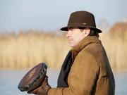 Georg (Stefan Fleming) beim Eisstock-Tunier.