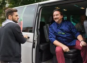 Fernsehkoch Kolja Kleeberg und sein Aufnahmeleiter kommen am Internat an.