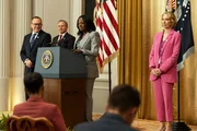US-Pr&auml;sidentin Danielle Sutton (Viola Davis) spricht bei einer Pressekonferenz zu Journalisten.
