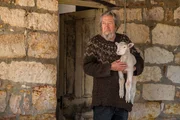Les (Michael Caton).