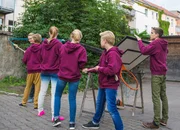 Der geheime Zirkel stellt auf dem Internatshof einen Basketball-Korb auf.