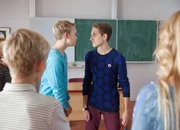 Dominik (Yannick Rau, re.) macht sich vergeblich f&uuml;r Petra stark. Jannis (Maximilian Scharr, li.) ist f&uuml;r den Rauswurf von Petra.